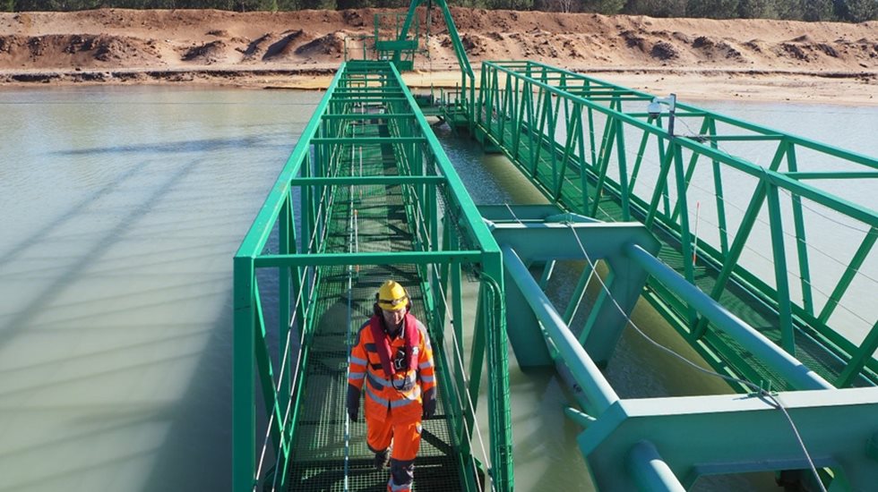 Une personne marchant à travers l'étang sur le site de SAMIN.