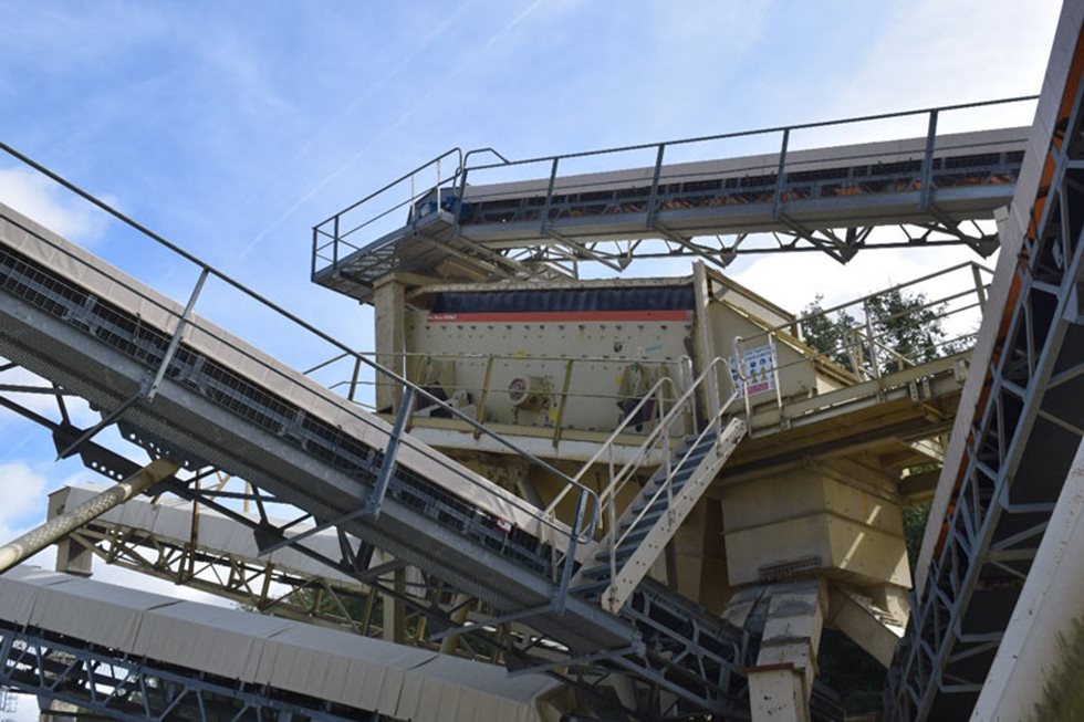 A crivagem é realizada com crivos Metso CVB2060 de três e quatro pisos