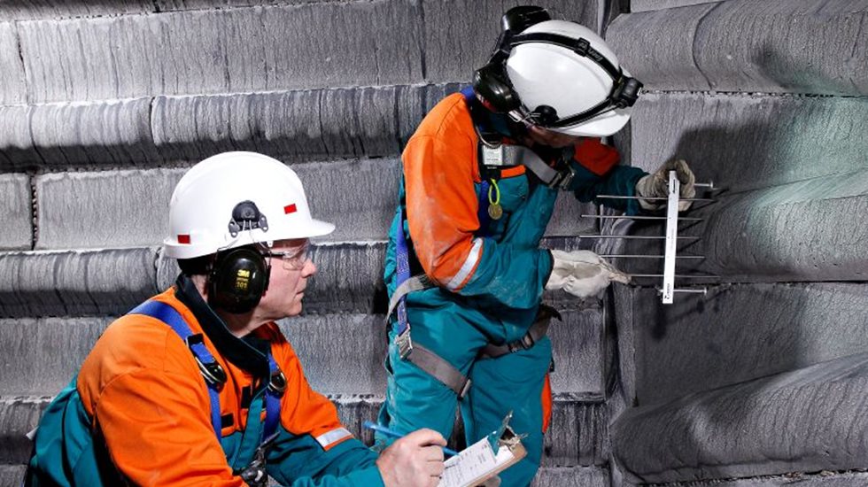 Two service engineers checling the mill liners.