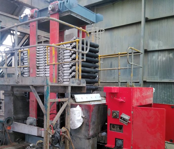 Top pressing plate installed.