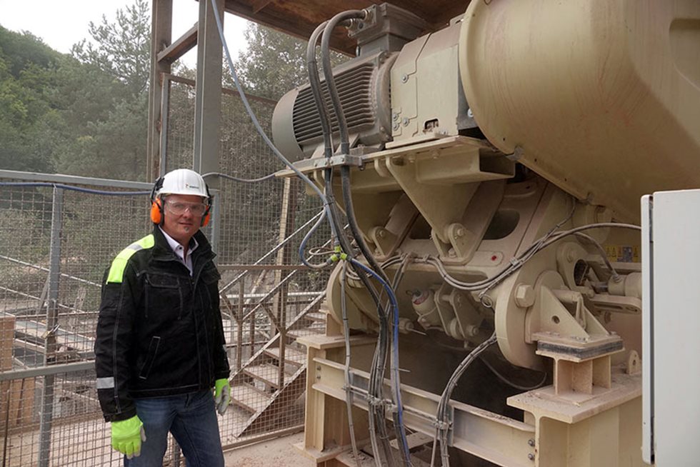 Michael Silvester von Metso Germany vor dem neu eingebauten Nordberg C120 Backenbrecher.