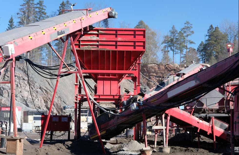 Metson toimittama varastosuppilo tasaa noin 600 tonnin tuntikapasiteetilla toimivan laitoksen jälkipään tuotantoa.