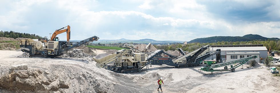 Aufbereitungslinie zur Granulatherstellung bei der Bierbrauer & Sohn GmbH mit Metso Outotec Lokotrack Vorbrecher, Feinbrecher und mobiler Siebanlage Nordtrack S4.9. 