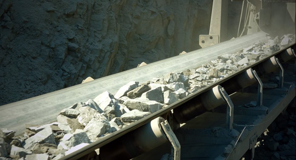 Die Verbindung zum ein Kilometer langen Landband zur stationären Aufbereitungsanlage erfolgt mit drei mobilen Förderbändern