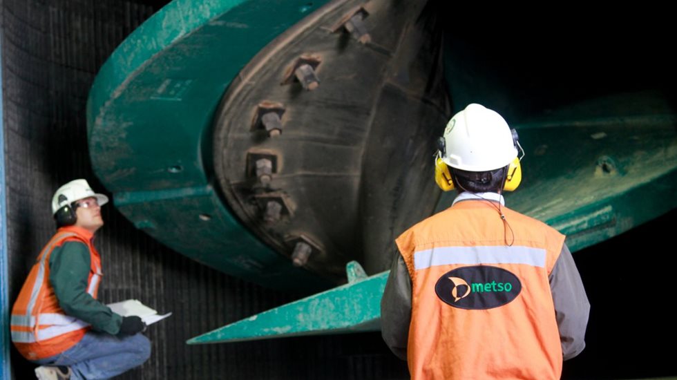 Equipe de manutenção realizando a troca de revestimentos do Vertimill™ com segurança