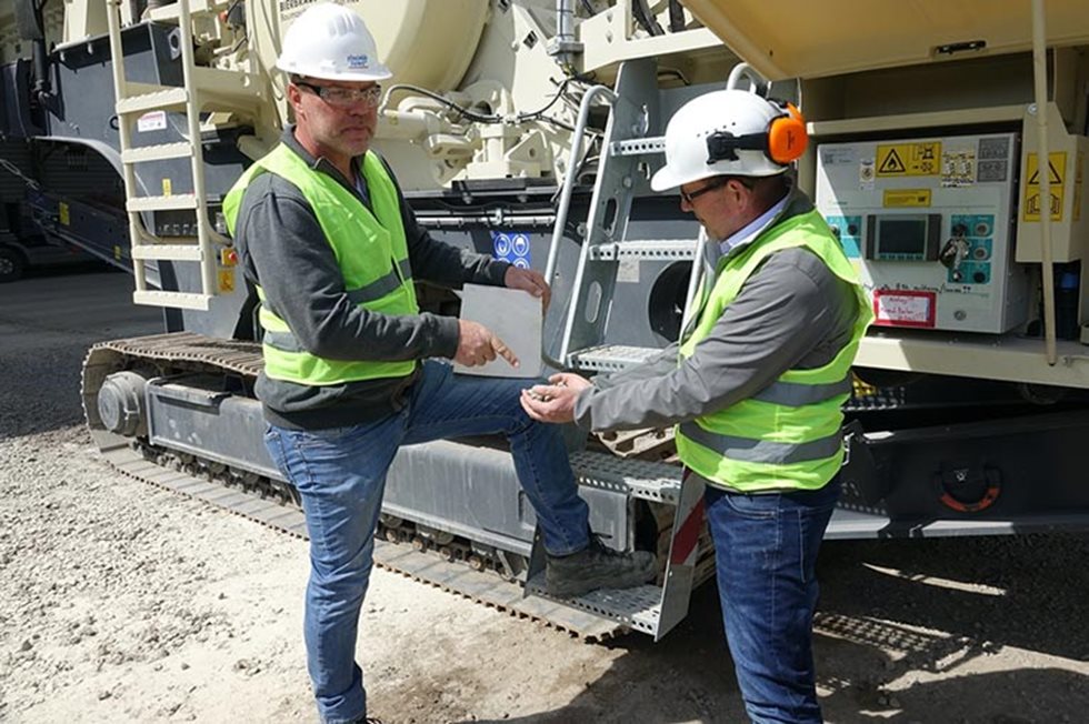 Schamottaufbereitung bei der Bierbrauer & Sohn GmbH, im Hintergrund der mobile Brecher LT106 von Metso Outotec.