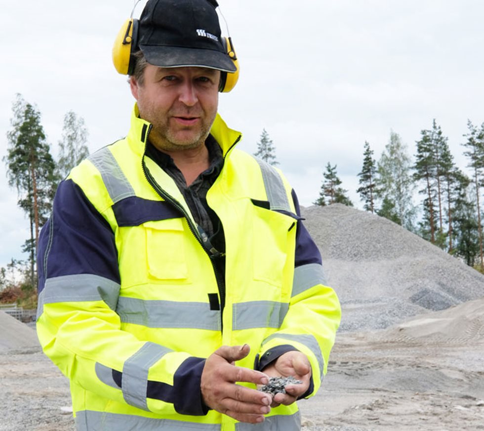 Petri Temonen esittelee hiekotussepeliä, jolla estetään ensi talvena liukastelua Savonlinnan kaupungissa.