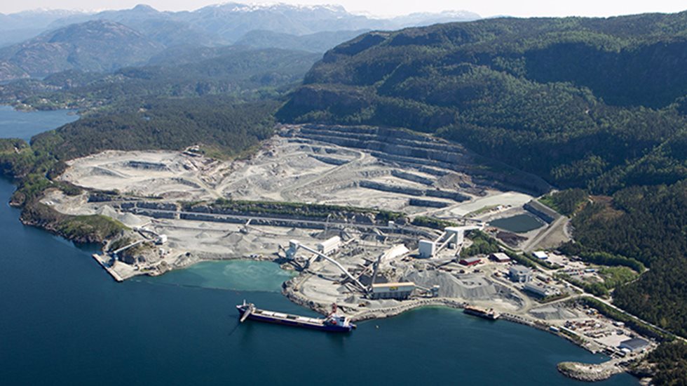 Flygbild av Norsk Sten Jelsas stenbrott.