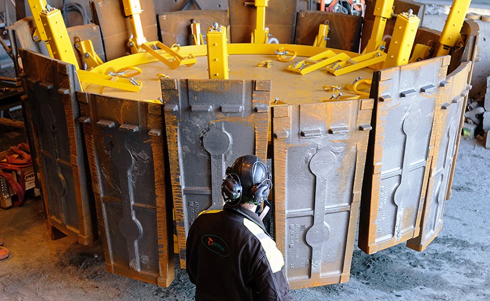 Using an installation carousel developed by Metso, an entire layer of concave segments can be moved into place safely at the same time.