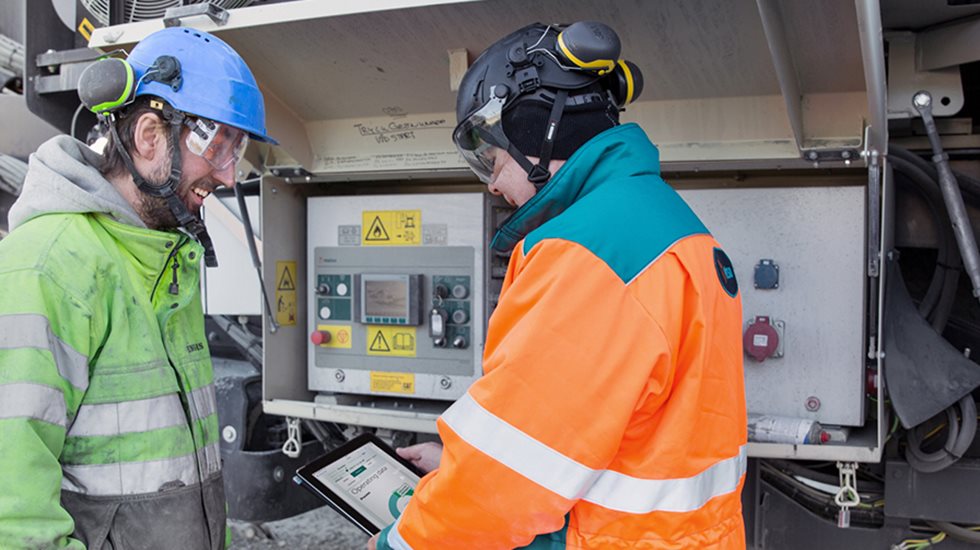 Two employees at the Engströms' site