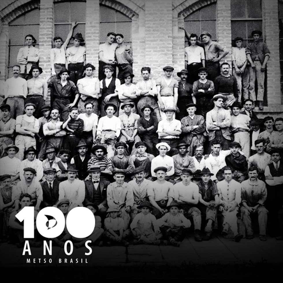 Funcionários em frente à fábrica de Aço Paulista, em 1924