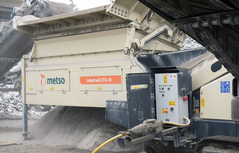 Lokotrack ST4.10 screen Bi-Power plugged in.