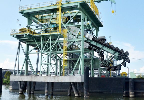 Continuous barge unloaders