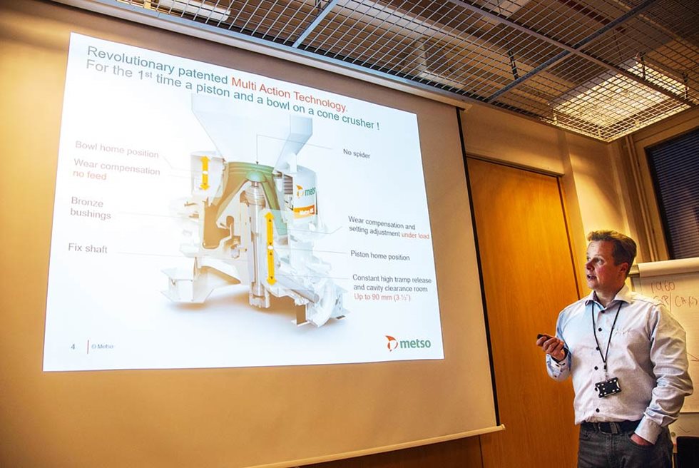 Produkt-Manager Jarno Pohja stellte den Multi-Action-Kegelbrecher Metso MX4 vor, "das Beste aus zwei Welten".