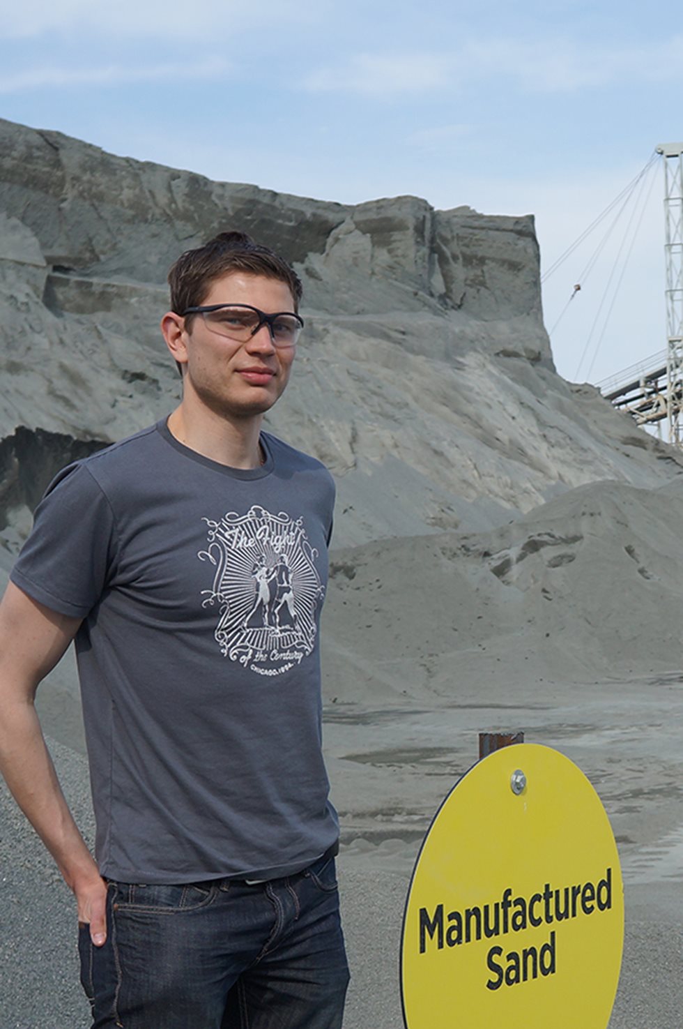 Roland Cepuritis fotografado na pedreira.