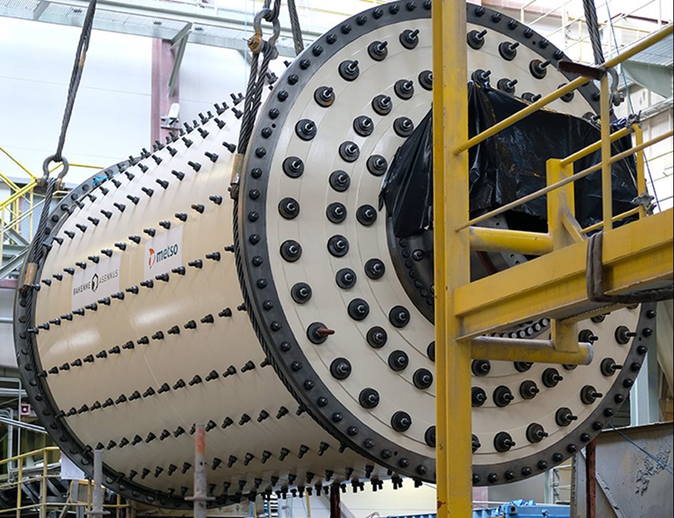 A new ball mill being lowered to its position.