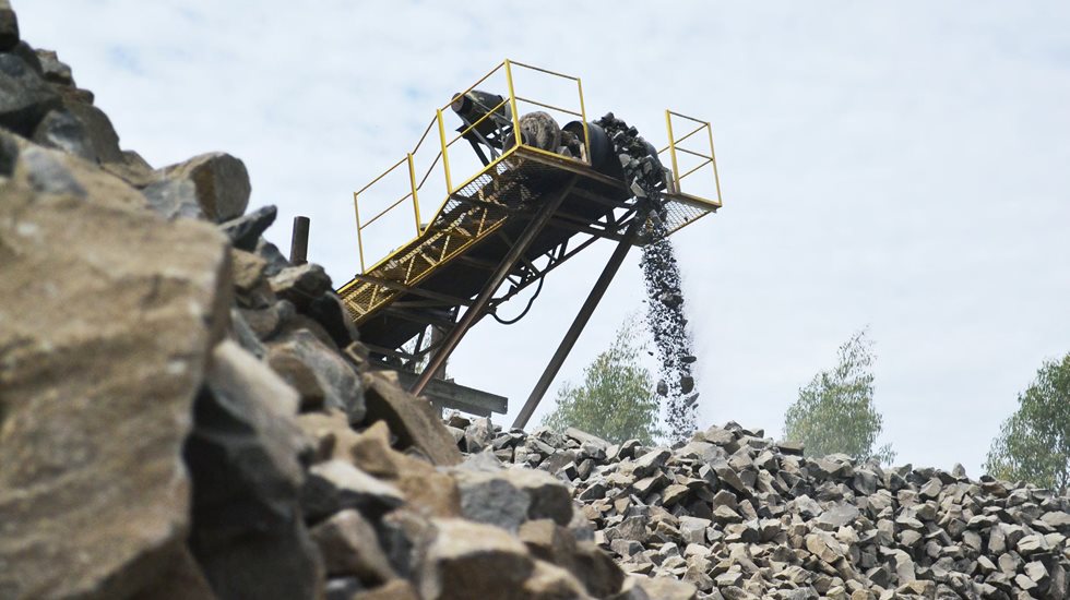 Acompanhe a jornada do pó de rocha desde o minério até a prateleira