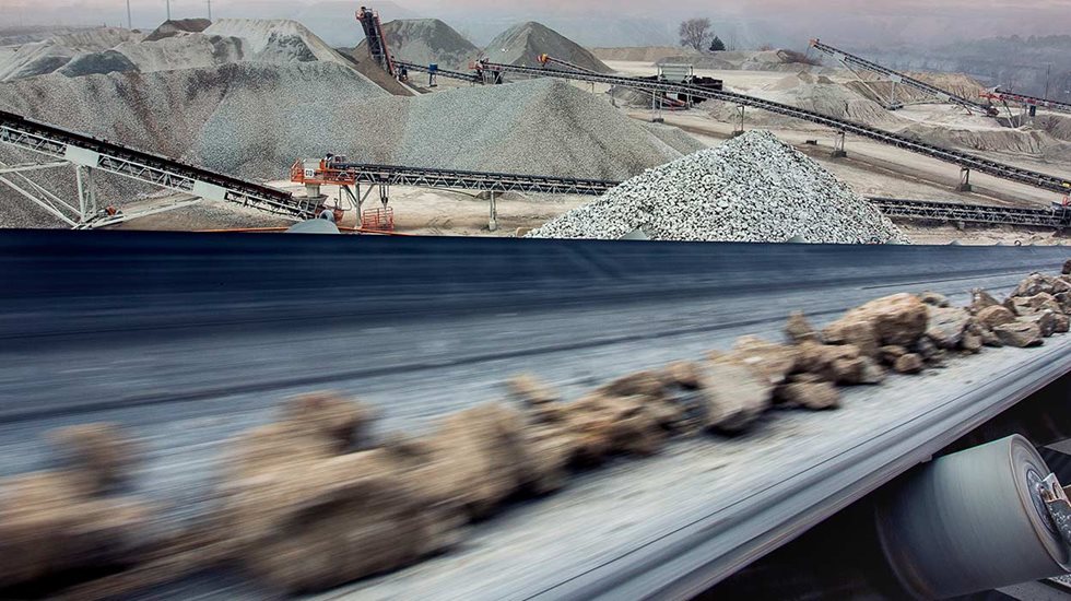 transporter des produits finis sur les bandes transporteuses