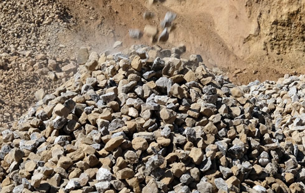 Gesteinsschüttung an der Brechstelle 