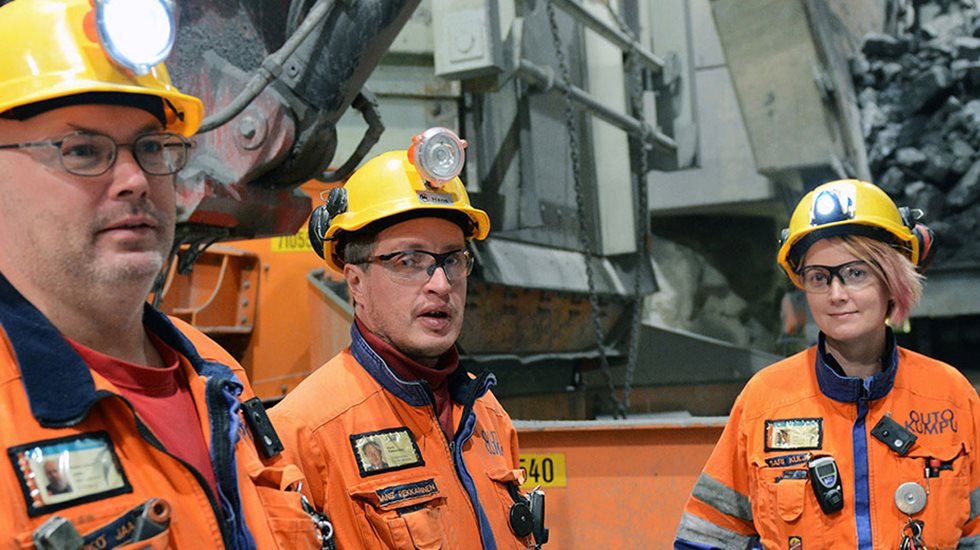 Kemin kaivoksen murskaustiimiin kuuluvat asentajat Marko Jaako (vas.), Hans Pekkarinen ja Sari Kulju huolehtivat esimurskauspiirin toiminnasta.