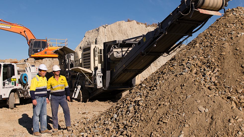 Two employees and Lokotrack at Pro Crush quarry