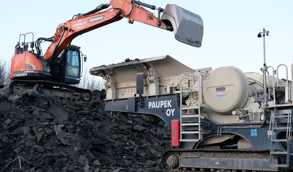 LT106 jaw crusher and an excavator.