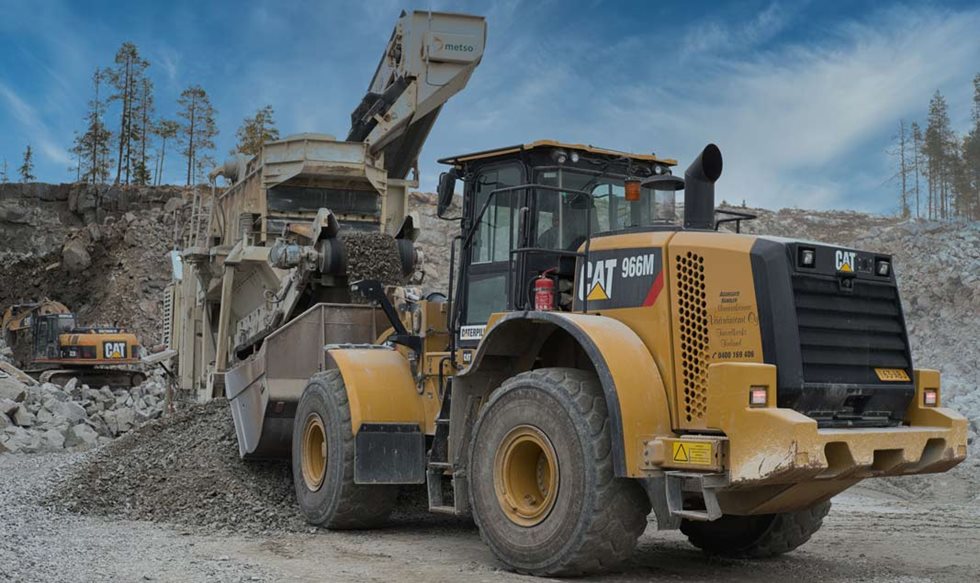 Maanrakennus Vääräniemi förlitar sig på Caterpillar-maskiner vid ballastmatningen med en grävmaskin och transporten med en lastare.