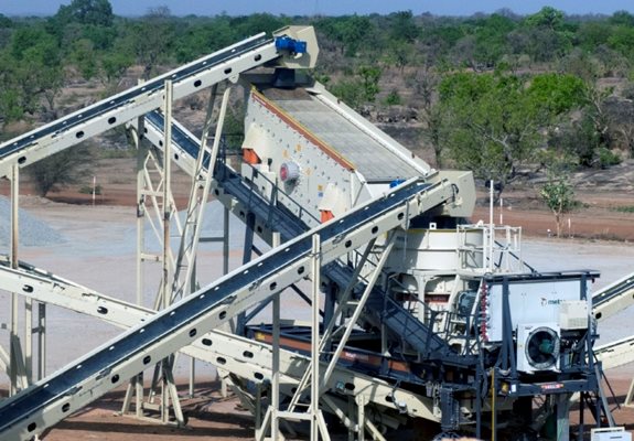 Transportable wheel-mounted crushing plants.