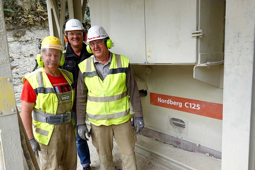 Eine Gruppe von Bauarbeitern, die an dem Projekt mitgearbeitet haben