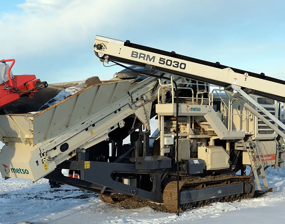  Den mobila Lokotrack® LT200HP™ är utrustad med en konkross.