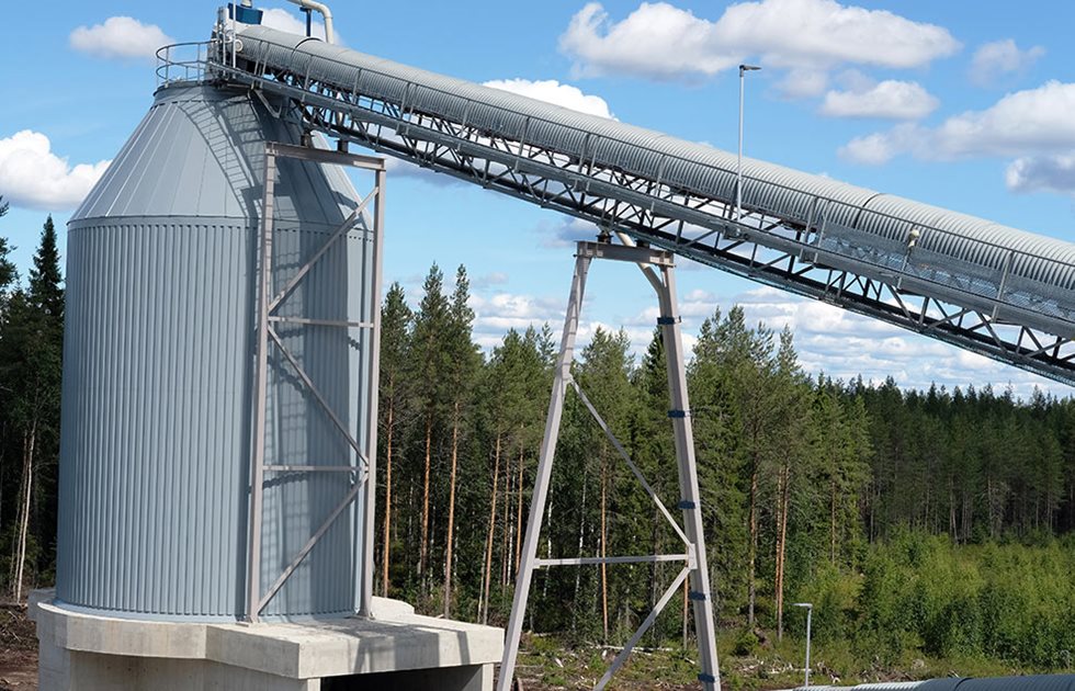 Kahden tonnin rikaste-erästä kerrallaan poistetaan vesi Metson painesuodattimella.