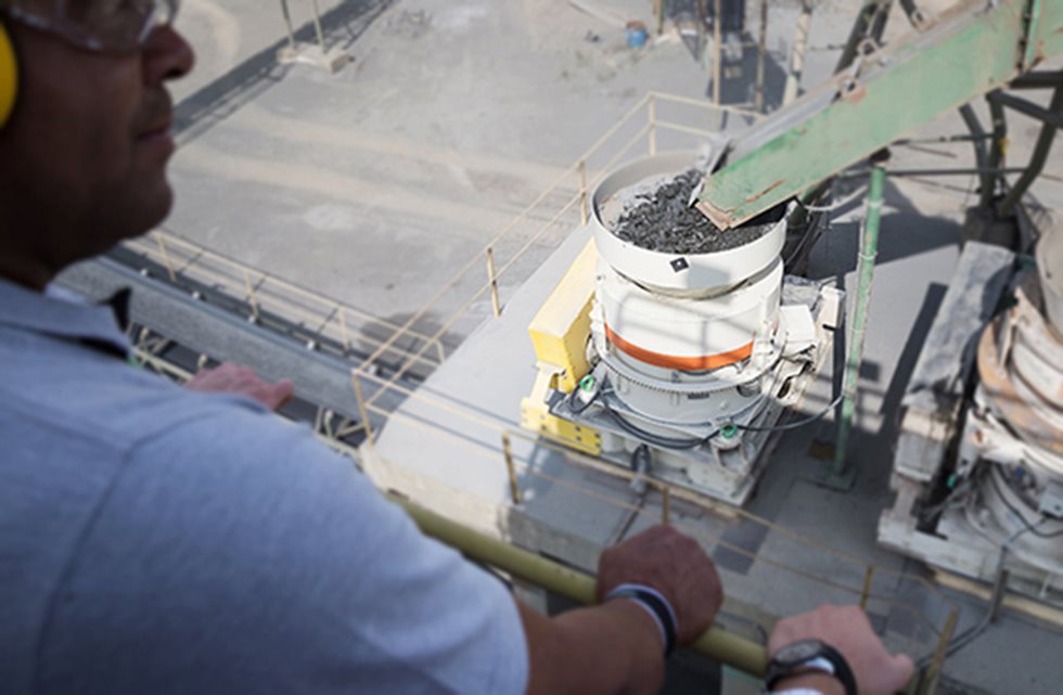 Die Minermix-Zerkleinerungsanlage in Capivari wird mit Basalt von einem etwa einen Kilometer entfernten Standort beschickt