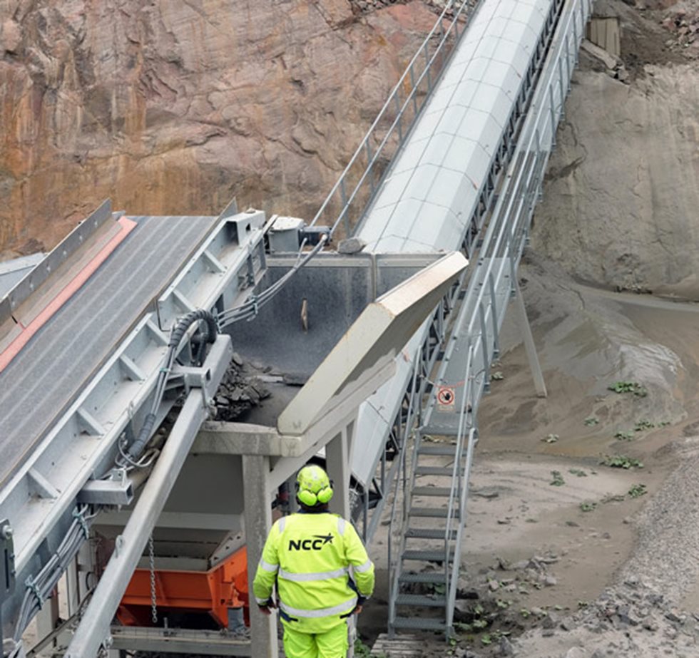 Uusi, 400 metrin kenttäkuljetin on korvannut NCC:n Bornholmin louhoksella kiviautot.