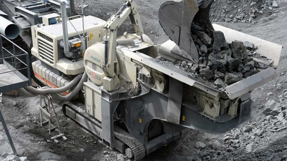 Metson Lokotrack LT120E:n läpi murskautuu vuorokaudessa 4500-6500 tonnia kultamalmia. Syntyvä pöly imetään putkia pitkin erilliseen ilmanpuhdistimeen.