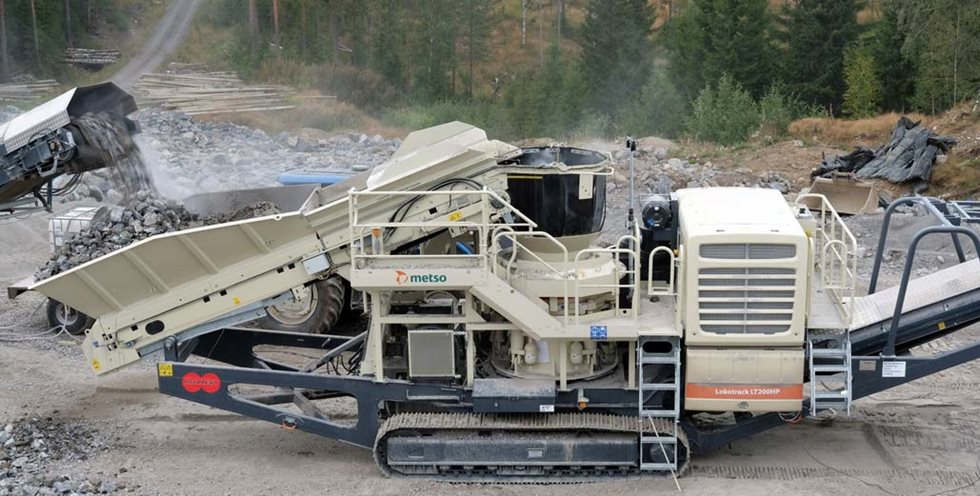 Vuokralaitteiden etuihin kuuluu työskentely uusilla laitteilla, josta esimerkkinä helposti liikuteltava Lokotrack® LT200HP™ -kartiomurskain.