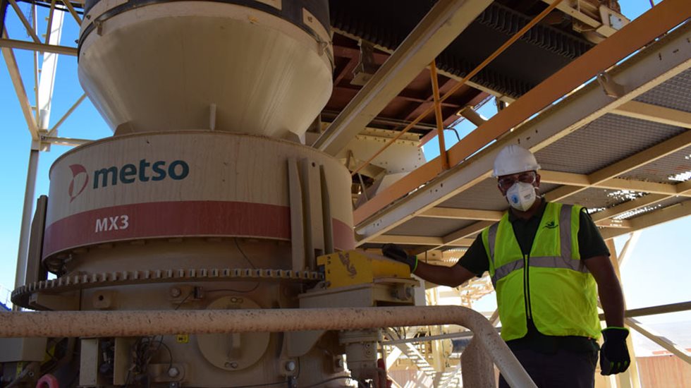 MX3-Kegelbrecher und ein Mann daneben am Standort Emipesa.