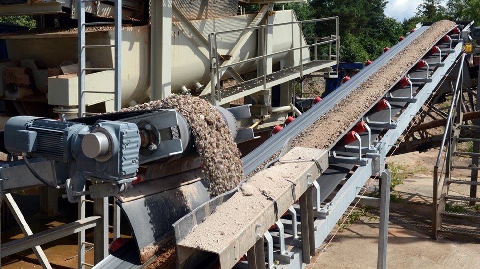 Richard Suttner verarbeitet jährlich etwa 300 000 Tonnen Sand und Kies, davon werden ca. 80 000 Tonnen gebrochen.