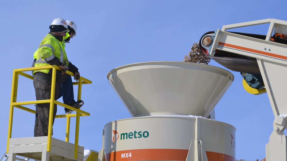 Aumentando a produtividade da britagem combinando recursos existentes.