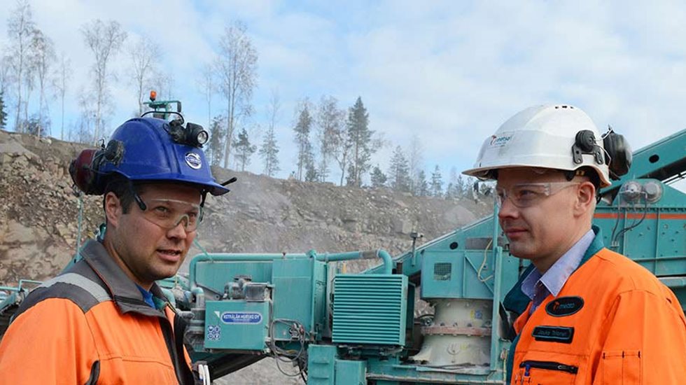 Juha-Pekka Hyvölä Keträlän Murskeesta (vas.) ja aluemyyntipäällikkö Jouko Tolonen Metsosta seuraamassa kolmivaihemurskausta yhtiön itse rakentamilla tela-alustaisilla murskauslaitoksilla Kempeleellä.
