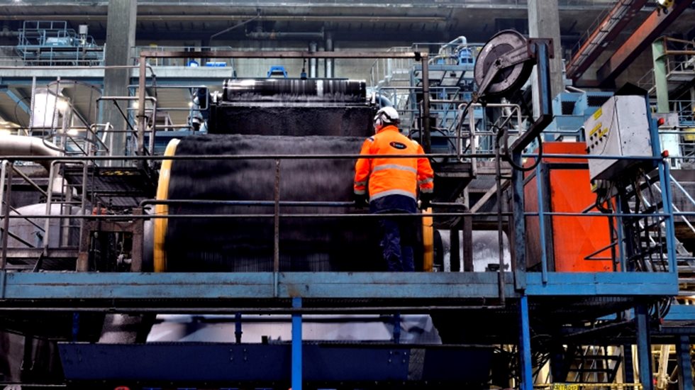 Metso mining expert standing in front of a conveyor at LKAB