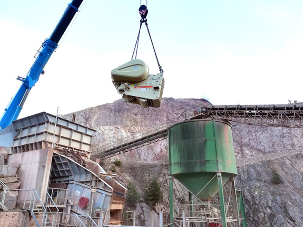 Einbau des neuen stationären Nordberg C120 Backenbrechers von Metso in den vorhandenen Stahlbau mit dem Kran.