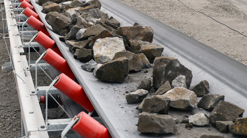 wird harter und sehr schwerer Basalt mit einer Dichte von 2,9 t/m³ gewonnen und zu zahlreichen Zuschlagstoffen