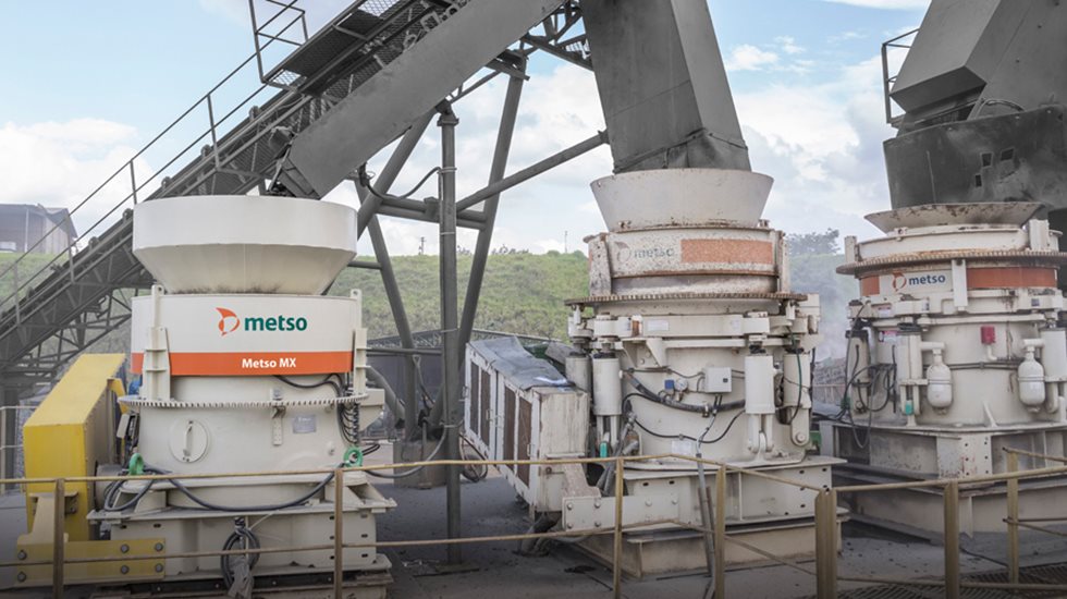 Metso MX Brecher neben zwei älteren Metso HP Brechern.