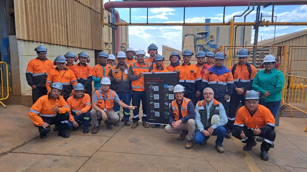 Equipe de troca da tampa do moinho em mineradora brasileira feito pela Metso