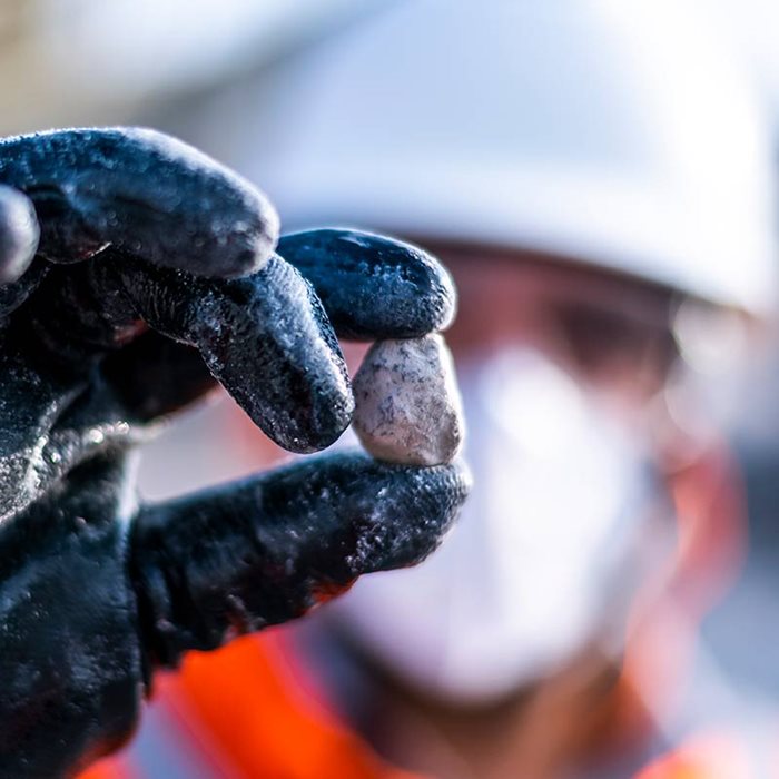 Elinkaaripalveluiden avulla kiviainestuottajat kuten louhokset, murskausurakoitsijat, maanrakentajat ja rakennusmateriaalin kierrättäjät, voivat ulkoistaa osan tuotannon riskeistä Metsolle.