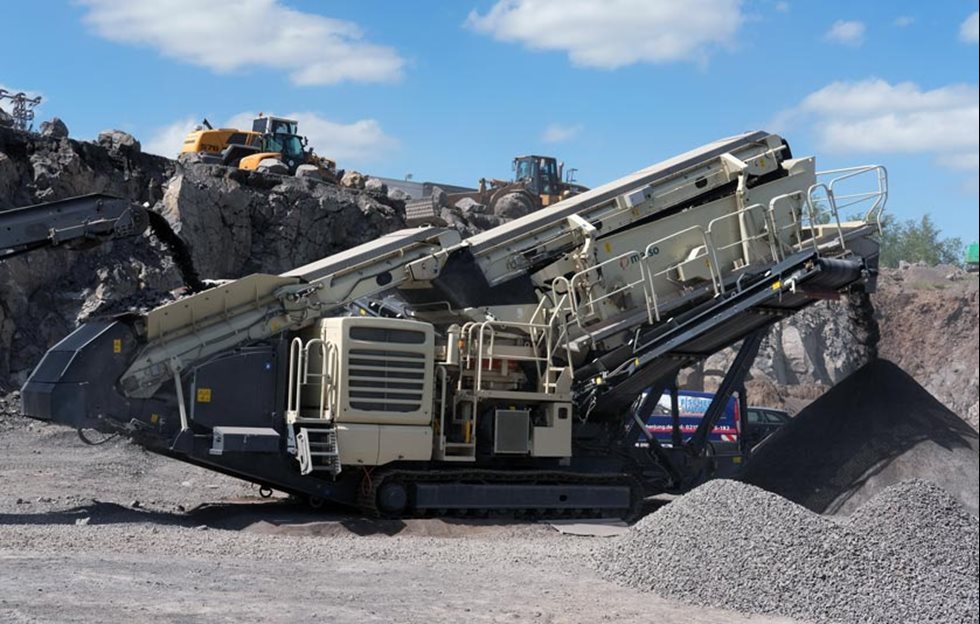 Deutschlands erster Lokotrack LT220D zerkleinert und siebt Basalt und Basaltlava mit einer Leistung von 150-250 t/h zu hochwertigen Körnungen für die Bauwirtschaft.