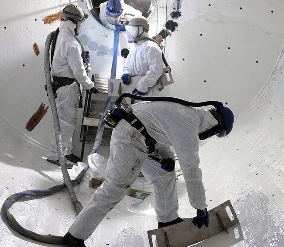 Hiekkapuhalluksen ja pohjamaalauksen jälkeen Metson huoltotiimi tasoitti polyurealla jauhinmyllyn sisäpinnan syöpymät.