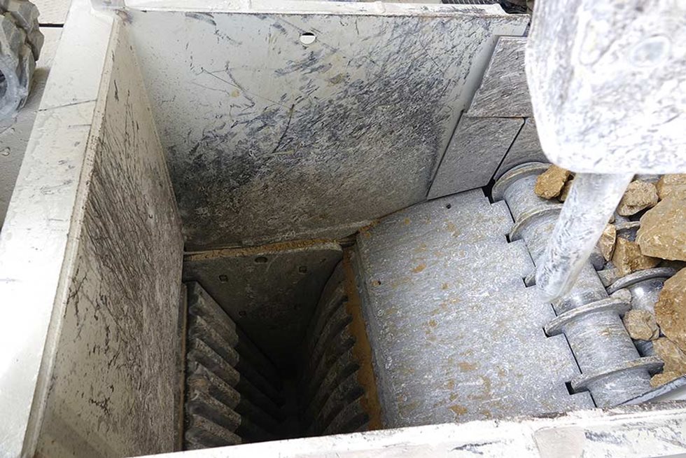 Neuer Hybridbagger mit Hydraulikhammer und breitere Einlauföffnung des neuen Backenbrechers