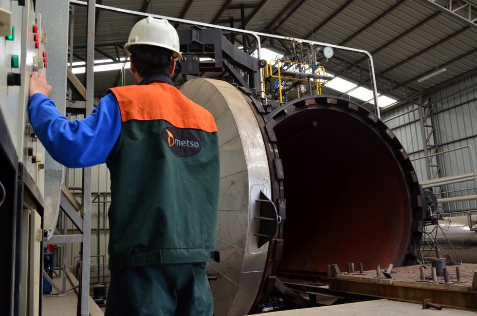 Especialista da Metso na frente de um moinho