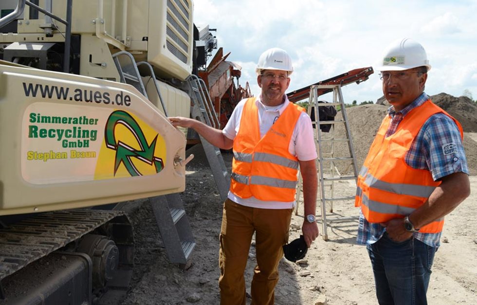 Geschäftsführer Stephan Braun (rechts) im Gespräch mit Ralph Phlippen, Gebietsverkaufsleiter der Fischer-Jung GmbH, die den LT verkaufte und den Service leistet.